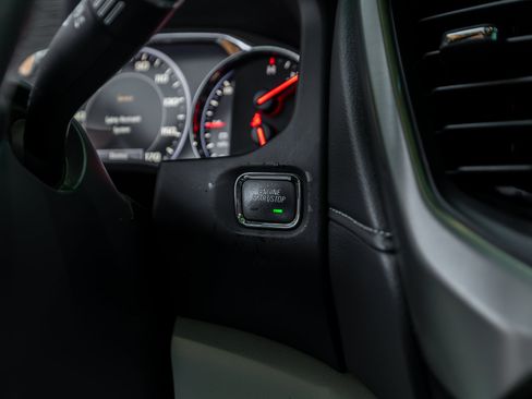 Used 2021 GMC Acadia Denali w/ Denali Technology Package FWD image 7