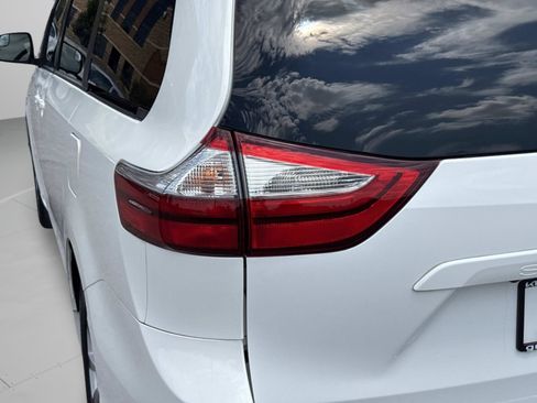Used 2017 Toyota Sienna LE AWD/4WD image 34
