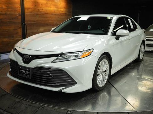 Used 2018 Toyota Camry XLE image 2