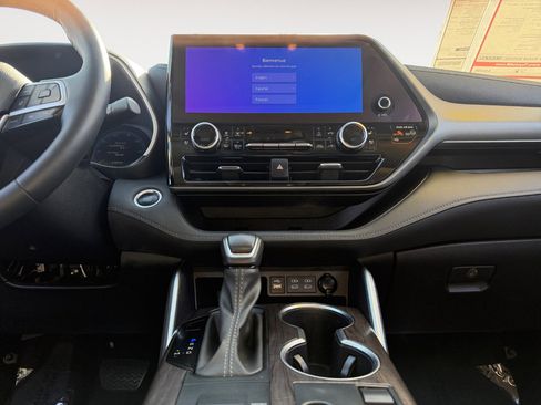 Used 2024 Toyota Highlander Limited image 11