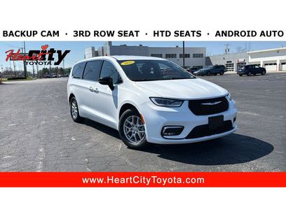 Used 2025 Chrysler Pacifica Select