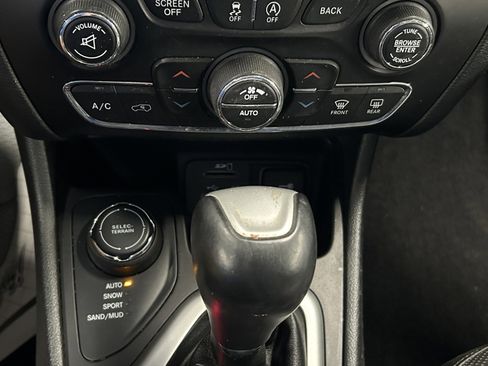 Used 2018 Jeep Cherokee Overland w/ Technology Group image 34