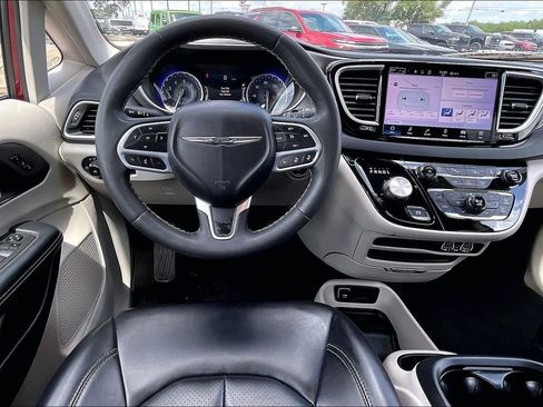 Certified 2023 Chrysler Pacifica Touring-L FWD image 8