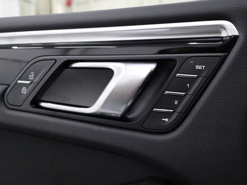 Used 2024 Porsche Macan image 15