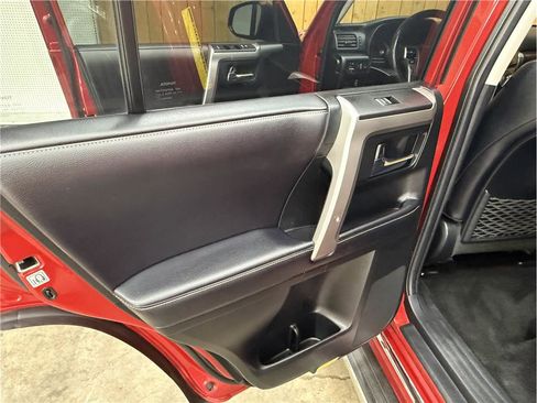 Used 2018 Toyota 4Runner Limited w/ Four Season Floor Mat Package image 10