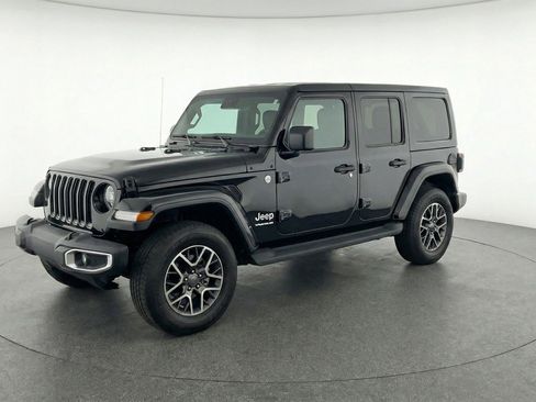 Used 2025 Jeep Wrangler Sahara image 3