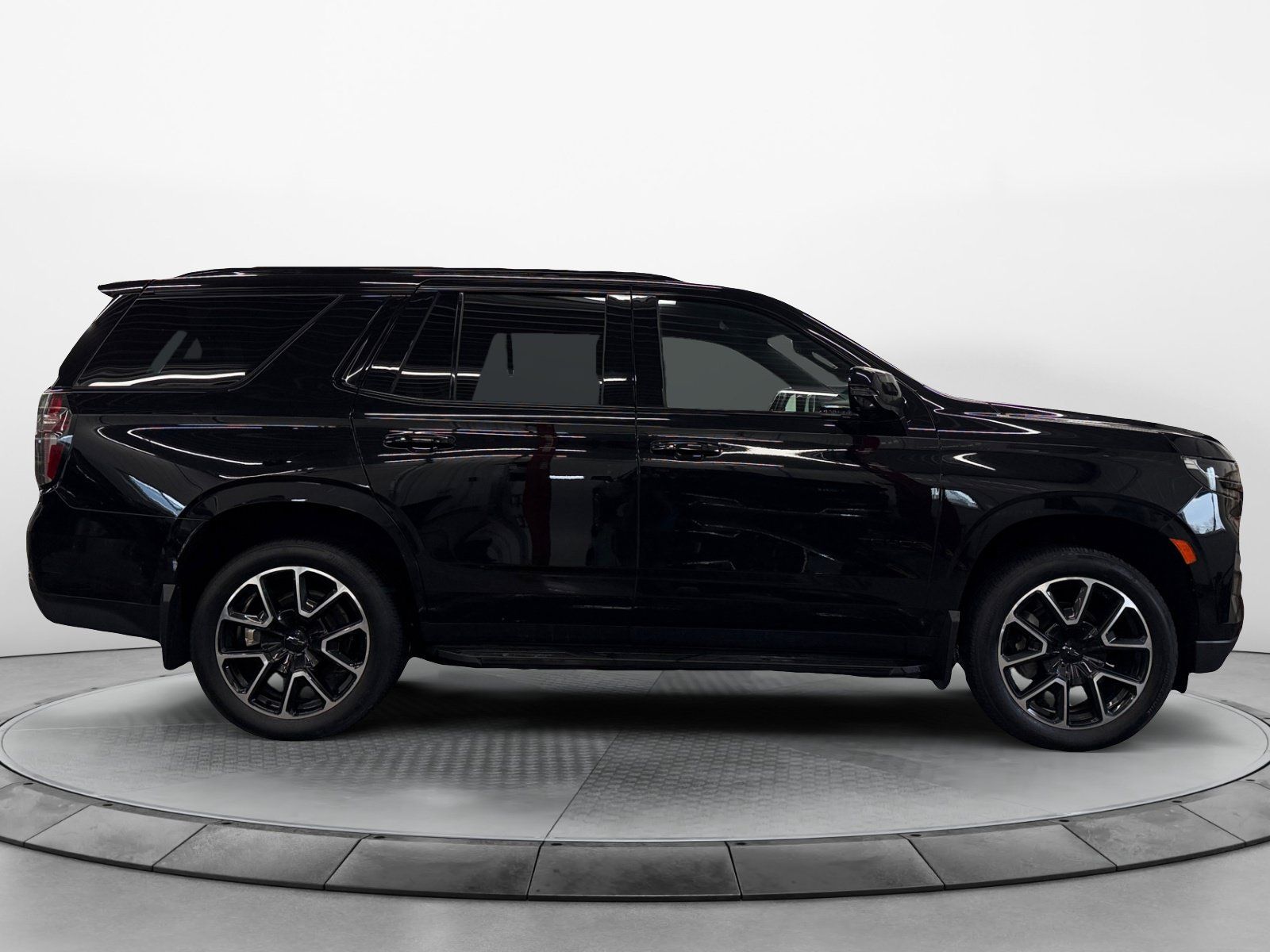 Used 2023 Chevrolet Tahoe RST w/ Luxury Package AWD/4WD image 2