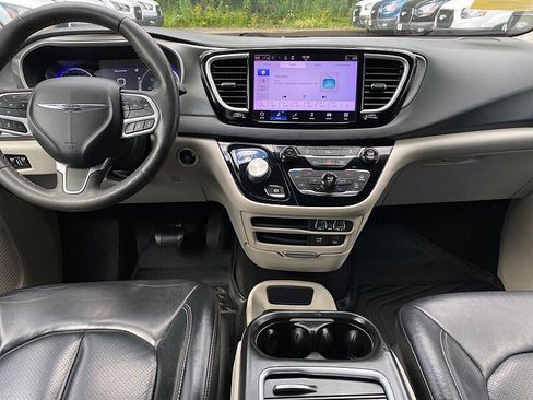 Used 2022 Chrysler Pacifica Touring-L FWD image 19