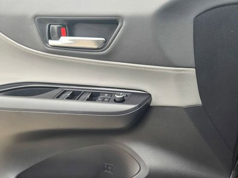 Used 2022 Toyota Venza LE image 14