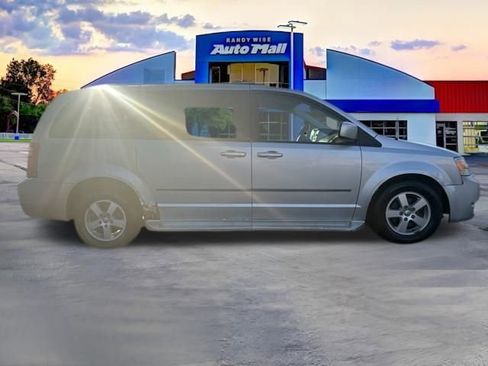 Used 2010 Dodge Grand Caravan SXT image 8