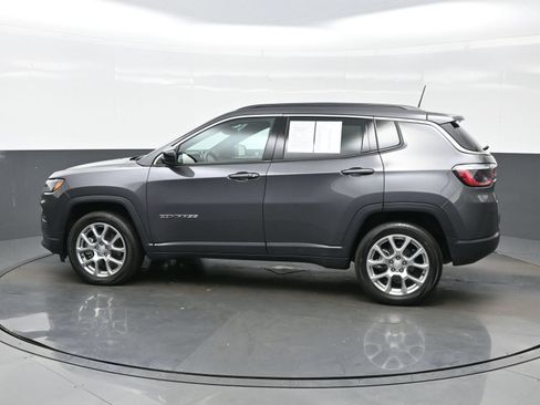 Used 2024 Jeep Compass Latitude AWD/4WD image 4