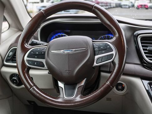 Used 2018 Chrysler Pacifica Touring-L w/ Tire & Wheel Group FWD image 15