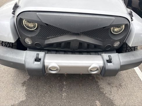 Used 2016 Jeep Wrangler Unlimited Sahara w/ Connectivity Group image 17