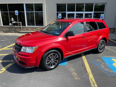 Used 2018 Dodge Journey SE w/ Connectivity Group FWD image 2