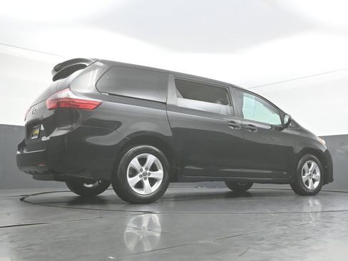 Used 2020 Toyota Sienna L FWD image 43