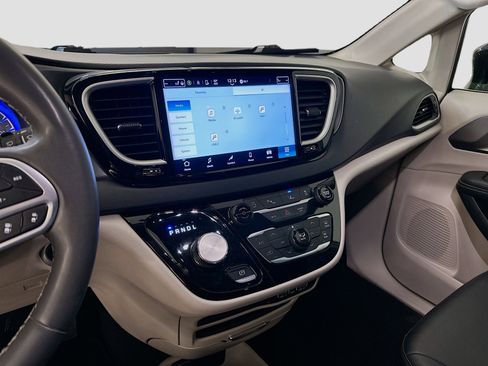 Used 2024 Chrysler Pacifica Touring-L image 25