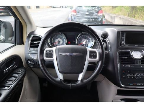 Used 2016 Chrysler Town & Country Touring w/ Driver Convenience Group image 10