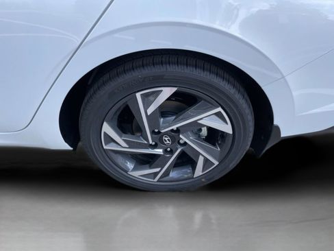 New 2025 Hyundai Elantra Limited image 25