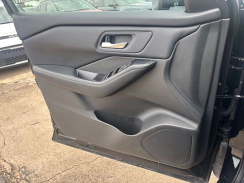 Used 2025 Nissan Rogue SV AWD/4WD image 18