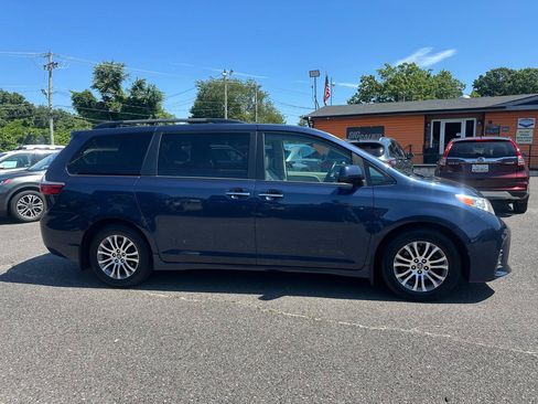 Used 2020 Toyota Sienna XLE Premium FWD image 4