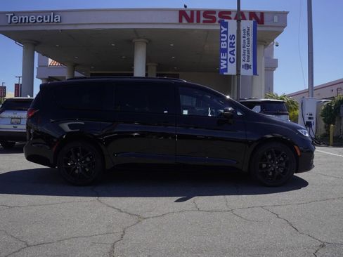 Used 2024 Chrysler Pacifica Limited w/ Uconnect Theater Family Group AWD/4WD image 3
