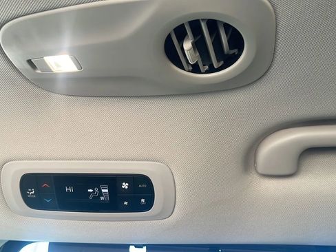 Used 2022 Chrysler Pacifica Touring-L image 14