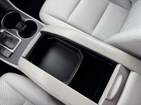 Used 2019 Toyota Highlander LE w/ Carpet Mat Package (TMS) AWD/4WD image 25