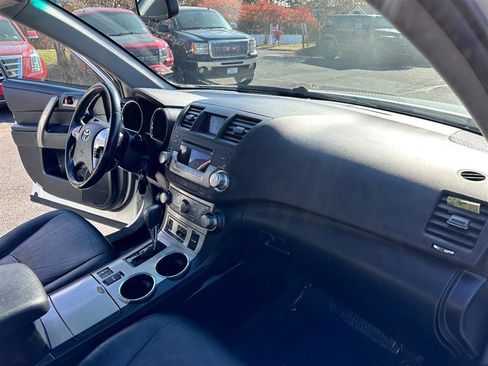 Used 2011 Toyota Highlander SE image 14