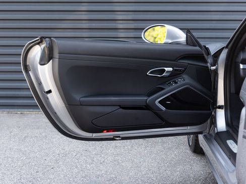 Certified 2025 Porsche 718 Cayman RWD image 21
