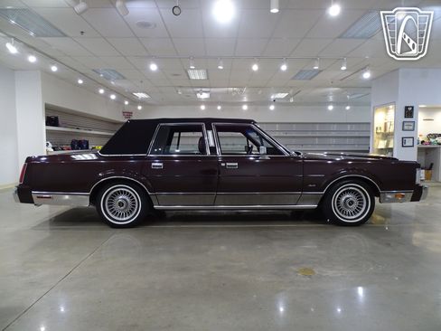 Used 1988 Lincoln Town Car image 18