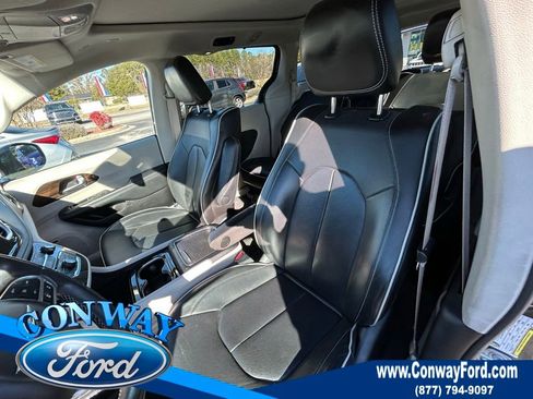 Used 2022 Chrysler Pacifica Limited w/ Uconnect Theater Family Group image 32