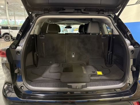 Used 2024 Toyota Highlander XLE AWD/4WD image 30