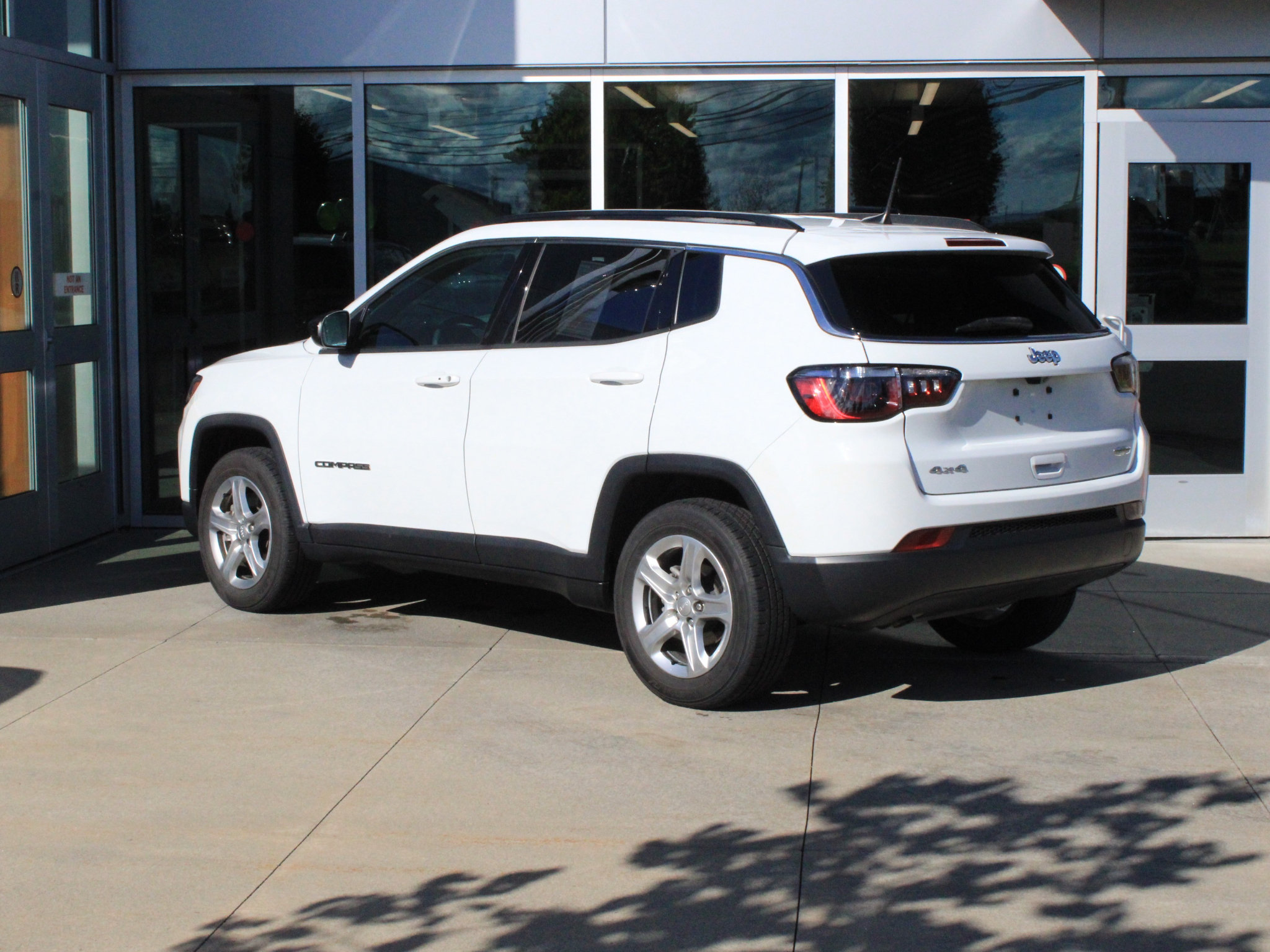 Used 2023 Jeep Compass Latitude w/ Convenience Group AWD/4WD image 8