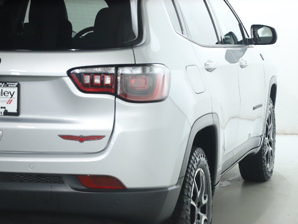 Used 2025 Jeep Compass Trailhawk AWD/4WD image 45