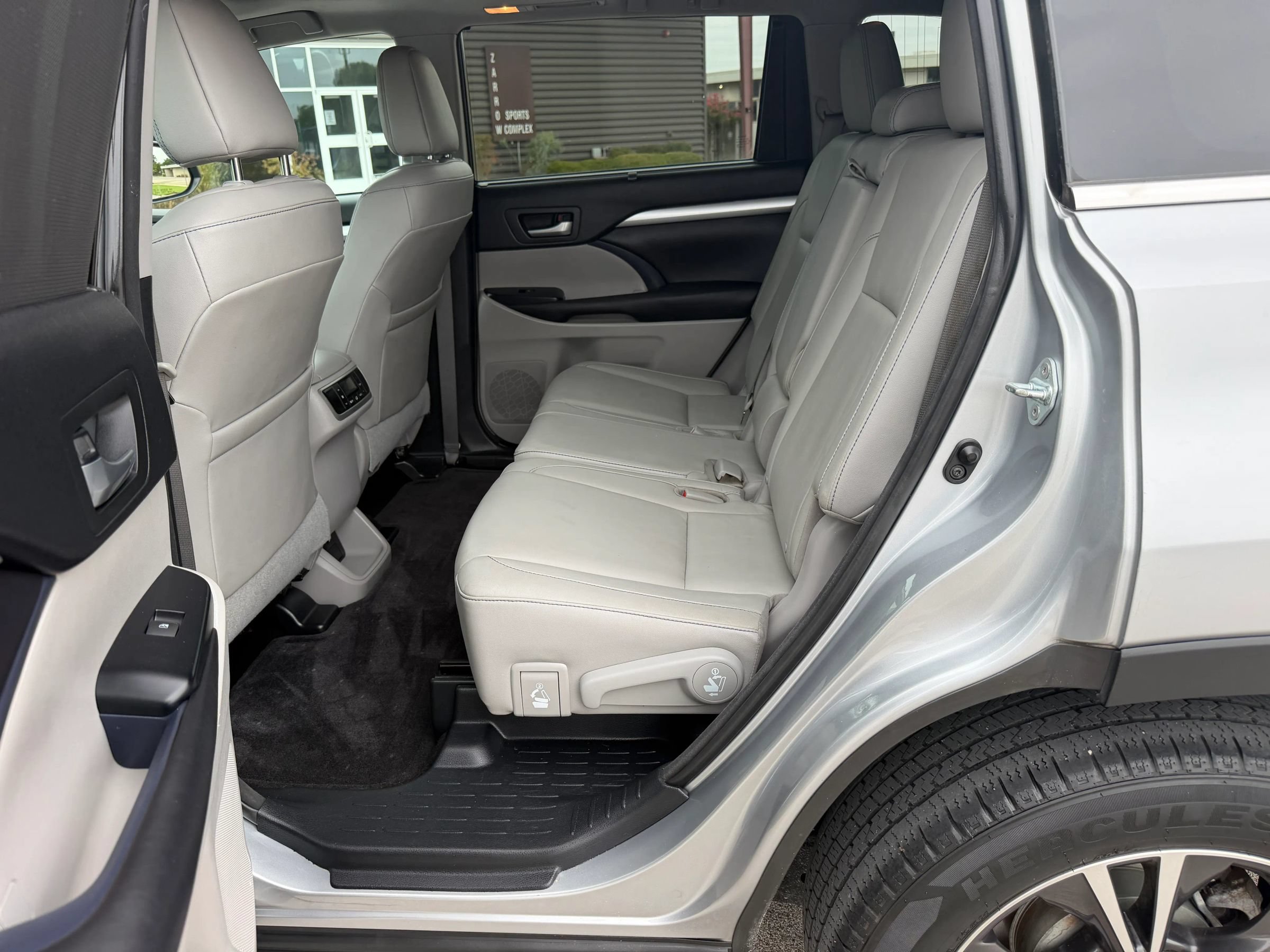 Used 2016 Toyota Highlander XLE FWD image 22