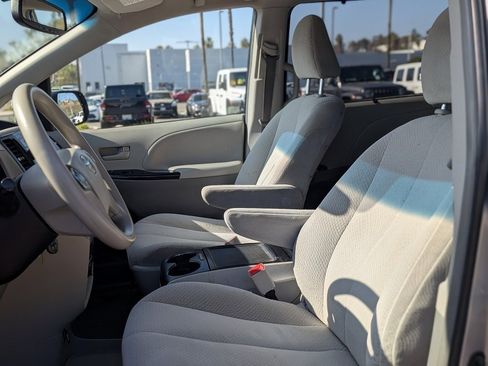 Used 2014 Toyota Sienna LE image 9
