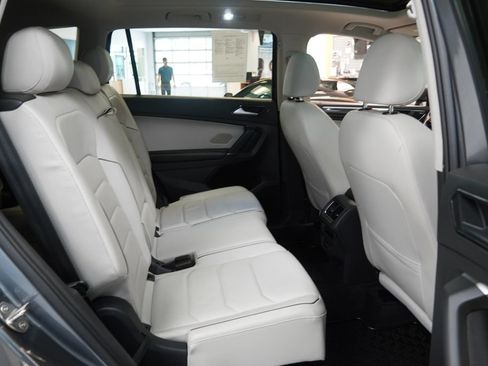 Used 2018 Volkswagen Tiguan SEL Premium w/ 3rd Row Seat Package AWD/4WD image 33