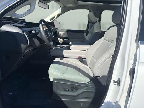 Used 2025 Ford Expedition Active AWD/4WD image 9