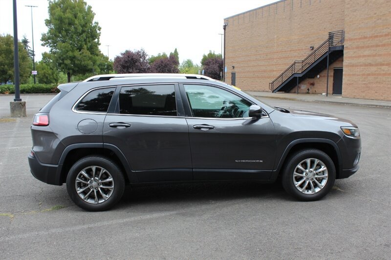 Used 2019 Jeep Cherokee Latitude Plus w/ Cold Weather Group AWD/4WD image 5