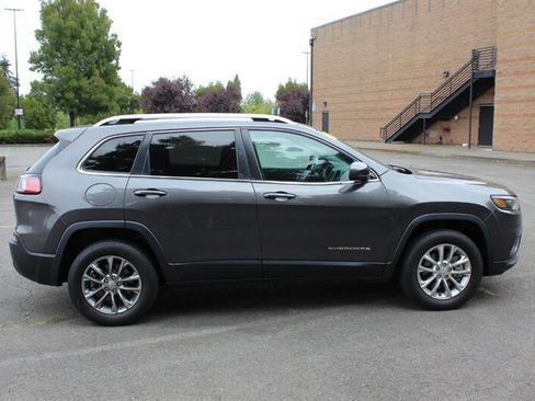 Used 2019 Jeep Cherokee Latitude Plus w/ Cold Weather Group AWD/4WD image 5