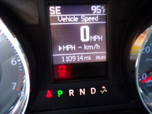 Used 2013 Chrysler Town & Country Touring image 8