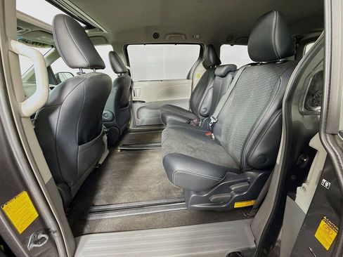 Used 2014 Toyota Sienna SE image 23