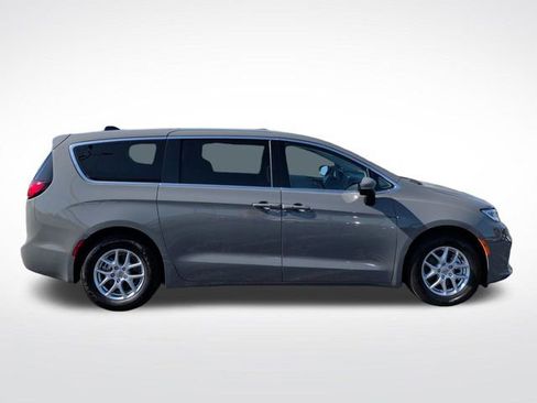 Used 2023 Chrysler Pacifica Touring-L FWD image 9