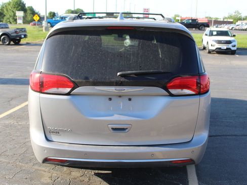 Used 2019 Chrysler Pacifica Touring-L FWD image 5