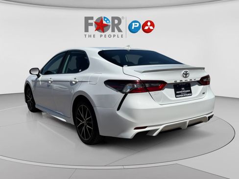Used 2021 Toyota Camry SE FWD image 3