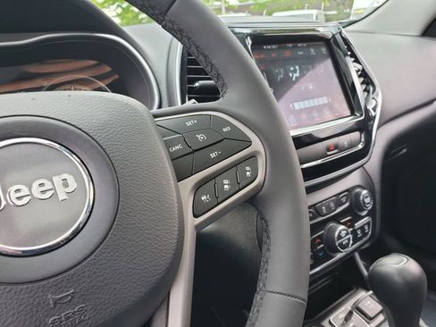 Certified 2022 Jeep Cherokee Limited AWD/4WD image 12