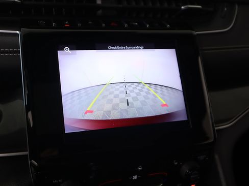 Used 2023 Jeep Grand Cherokee L Laredo image 6