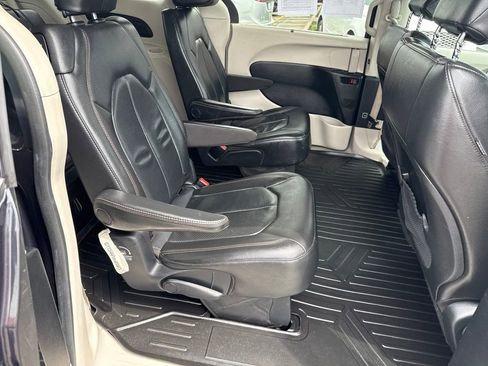 Used 2020 Chrysler Pacifica Touring-L FWD image 20