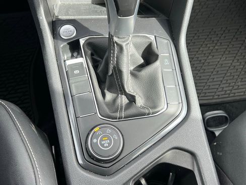 Used 2024 Volkswagen Tiguan SE AWD/4WD image 29
