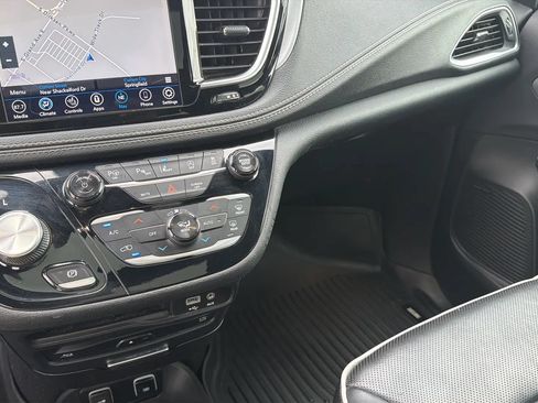 Used 2018 Chrysler Pacifica Limited w/ Advanced Safetytec Group FWD image 56